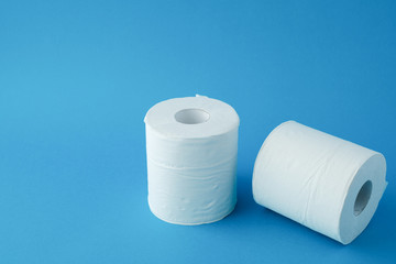 青色背景の2個のトイレットペーパー 02