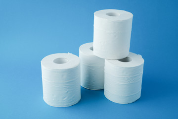 青色背景の4個のトイレットペーパー 01