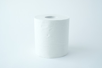 白背景の1個のトイレットペーパー 01