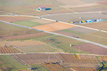 Obraz premium Paesaggio urbano con aree coltivate e strade viste dall'alto