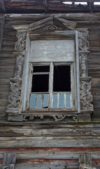 Fototapeta na wymiar Wooden window in abandoned house in Vologda, Russia