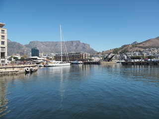 Fototapeta na wymiar Waterfront in Kapstadt mit Tafelberg und Hafen 