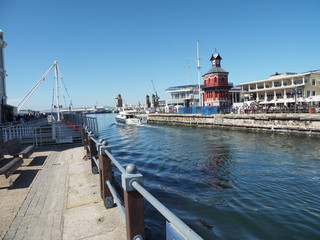 Waterfront in Kapstadt mit Tafelberg und Hafen 