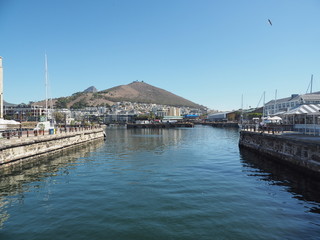 Waterfront in Kapstadt mit Tafelberg und Hafen 