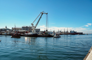 Obraz premium Waterfront in Kapstadt mit Tafelberg und Hafen 