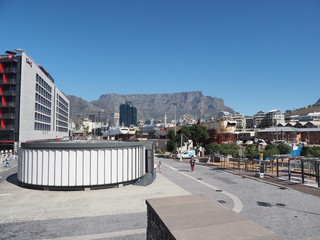 Waterfront in Kapstadt mit Tafelberg und Hafen 