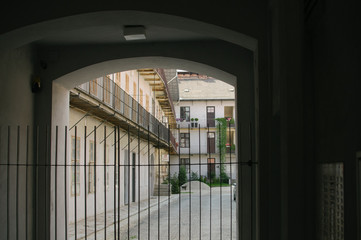 Shade in the courtyard, gallery townhouses in Brno