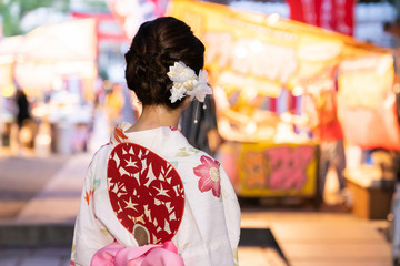 浴衣を着た女性　お祭り　後ろ姿