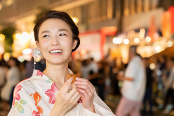 浴衣を着た女性　お祭り　カステラ