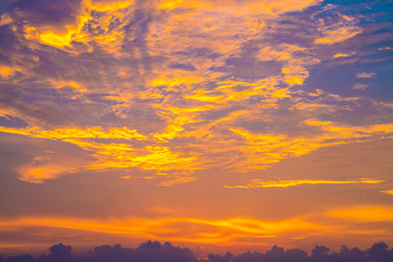 Fototapeta na wymiar Colorful sunset sky with cloud above sea shore