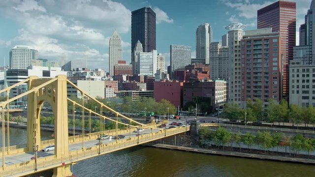 Aerial: Andy Warhol bridge over the Allegheny River & downtown Pittsburgh, Pennsylvania, USA. 16 September 2019