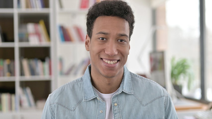 Obraz premium Smiling Young African American Man Looking at the Camera
