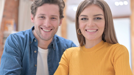 Obraz premium Portrait of Smiling Couple Looking at the Camera