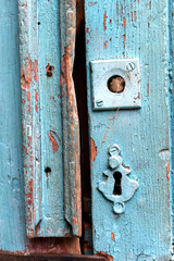 Cerradura en puerta vieja