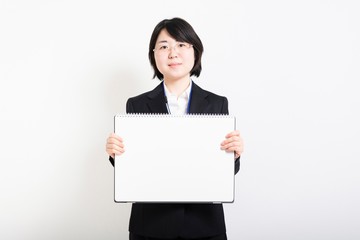Fototapeta premium スケッチブックを持つスーツを着た女性
