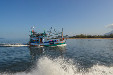 Fototapeta premium Thai fishing boat at Phangnga Bay, Thailand