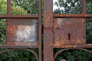 Fototapeta na wymiar cerradura de hierro oxidada en Tarragona (España)