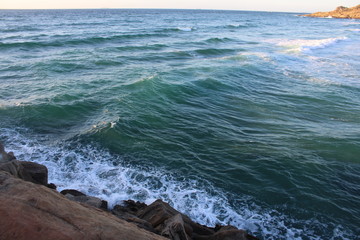 Fototapeta premium waves breaking on the rocks