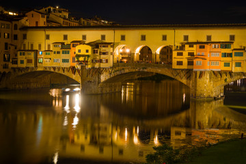 Obraz premium Ancient Golden Bridge in the late evening. Florence, Italy