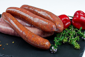 saucisses et merguez sur un fond blanc