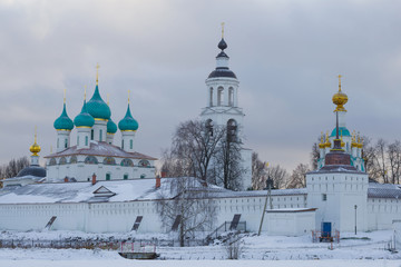 Fototapeta na wymiar Cloudy winter day at the Holy Svyato-Vvedensky Tolgsky Monastery. Yaroslavl, Golden Ring of Russia