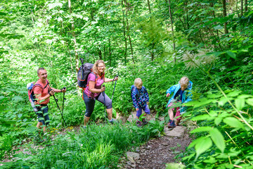 Junge Familie beim Wandern im Gebirge