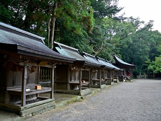 静寂に包まれた神社の境内の情景