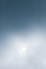 le soleil en plein jour à travers les nuages