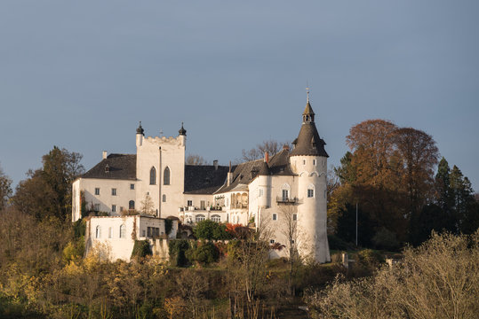 herbstliches Schloss Ottensheim - Austria
