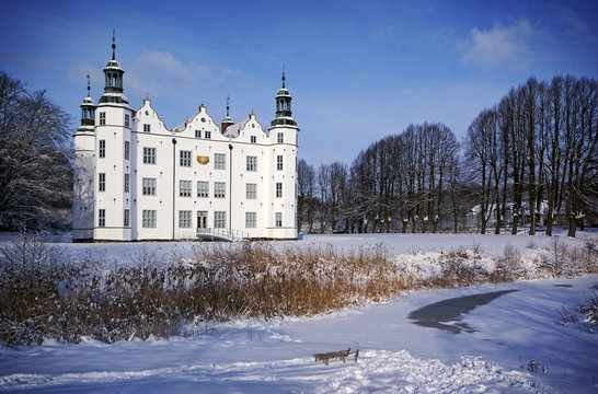 Ahresnburger Schloss im Winter mit Schnee
