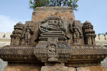 Obraz premium Carved idol on the outer wall of a small temple, Ranganathaswamy Temple, Srirangapatna, Karnataka, India