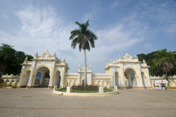 Obraz premium One of the entrance gate of the Mysore Palace, is a historical palace and a royal residence, Mysore, Karnataka, India