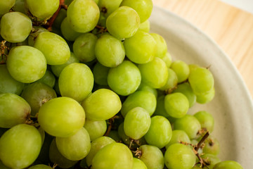 白い陶器皿の青ブドウ　Green grapes on a white ceramic plate 4