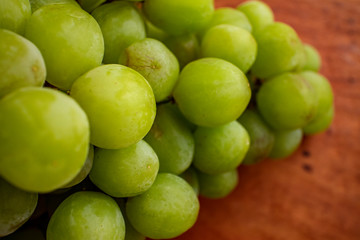 木皿の上の青ブドウ　Green grapes on a wooden plate 1