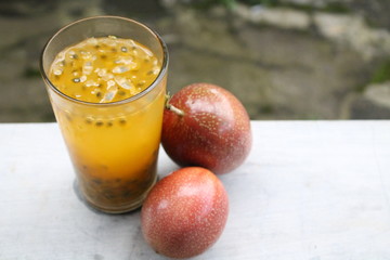 Fresh passion fruit juice and passion fruit juice suitable for drinking during the day
