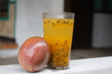 Fresh passion fruit juice and passion fruit juice suitable for drinking during the day
