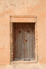 Fototapeta na wymiar porte de maison en bois en Tunisie