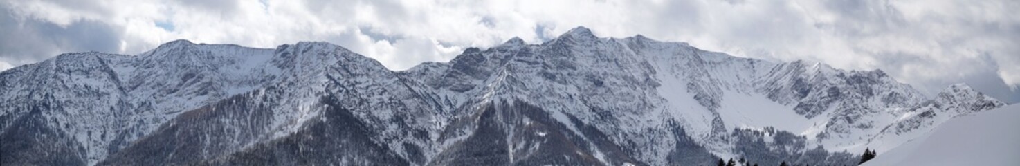 Großes Panorama des Sonnwendjochkette im Winter