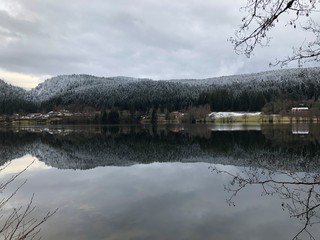 lac paisible refflet montagne