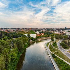 Naklejka premium Piękny krajobraz powietrzny rzeki Wilii wijącej się przez miasto Wilno.
