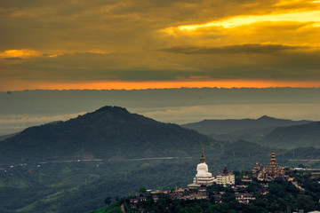 Obraz premium Natural background,high angle that overlooks blurred scenery from fog, rain that flows through,sees Buddha images,temples,mountains,is a viewpoint while traveling in Phetchabun,Khao Kho,Thailand