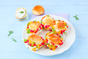 Frischkäsebrötchen mit Paprika- Stückchen	
