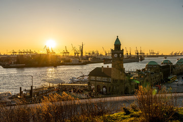 Fototapeta premium landungsbrücken at sunset in Hamburg, germany