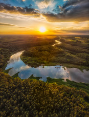 Wijąca się Warta wśród lasów Wielkopolski, widok z lotu ptaka