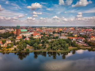 Fototapeta na wymiar Katedra, jezioro i Stare Miasto w Gnieźnie z lotu ptaka