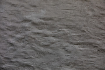 Alte gewellte Steinmauer in der Altstadt.