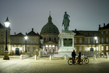 Obraz premium Night view to equestrian statue of King Frederik V on Amalienborg Palace Square. Copenhagen, Denmark. February 2020
