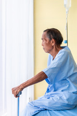 Obraz premium Senior man patient with walking stick in the hospital room.