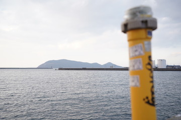 ポール越しの海