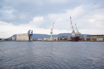 志度湾から見る工場地帯